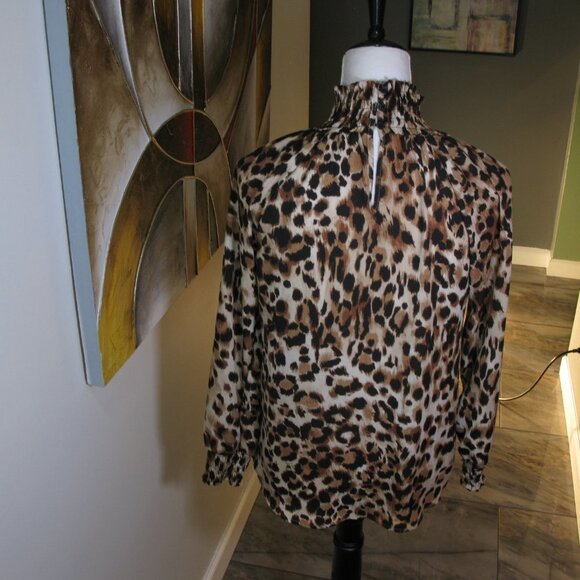 CHICO'S Cheetah Mock Neck Pull Over Blouse Size 0 or Small - Picture 4 of 7